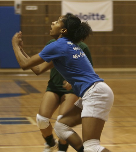 Valecia Roland practices Thursday with the Federal Way High School volleyball team.