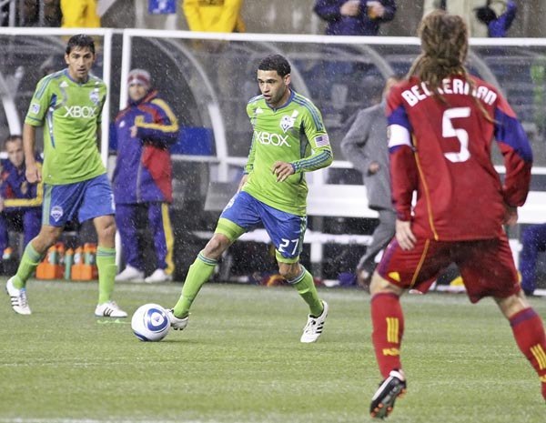Federal Way native Lamar Neagle signed an extension with the Seattle Sounder FC Monday