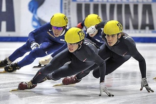 Federal Way native J.R. Celski leads a pack of skaters
