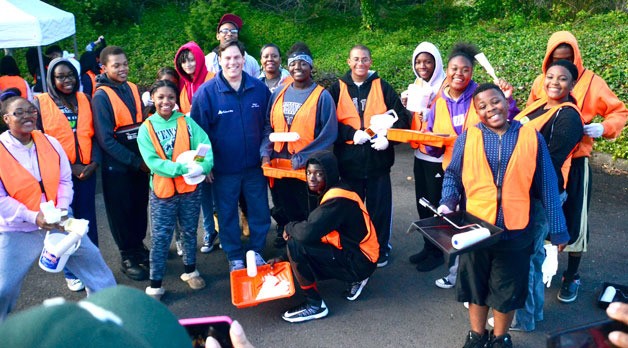Federal Way Mayor Jim Ferrell with a group of community volunteers