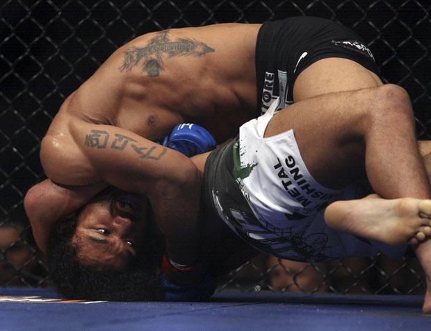 Ben Henderson (top) was defeated by Anthony Pettis in a unanimous decision Thursday night in the main event at WEC 53.