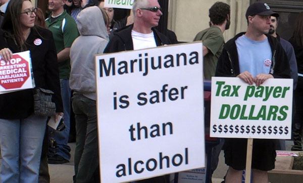 A rally with more than 300 medical marijuana advocates converged Oct. 19 at the Tacoma Municipal Building.