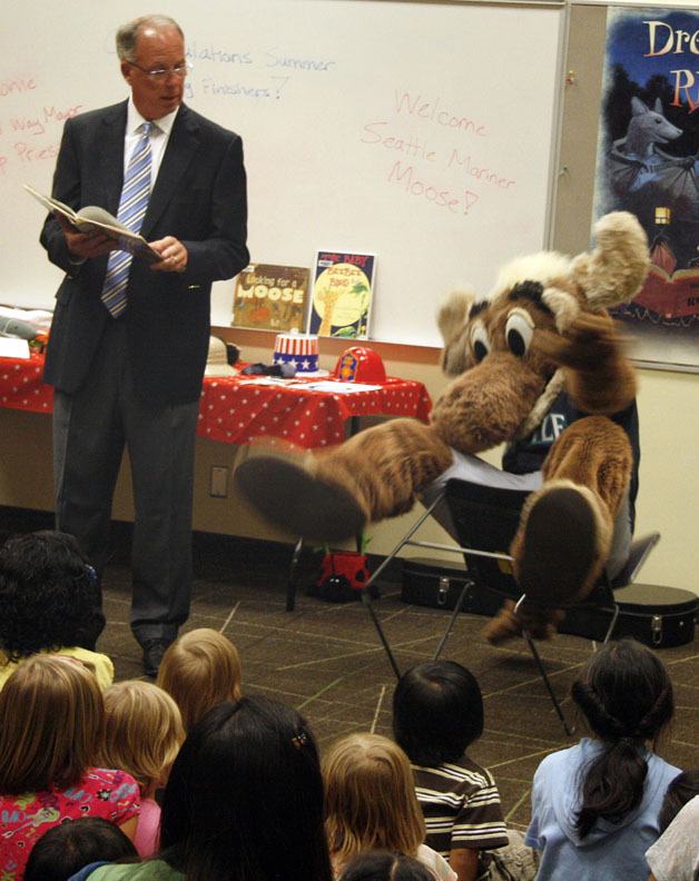Federal Way Mayor Skip Priest and the Seattle Mariner Moose read a story to kids at the Federal Way Regional Library last month.