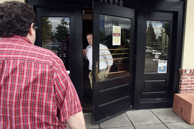 A manager at Marie Callender's in Federal Way talks to a customer who had a group lunch meeting scheduled at the restaurant Monday. The restaurant closed after Perkins and Marie Callender's Inc. filed Chapter 11 bankruptcy.