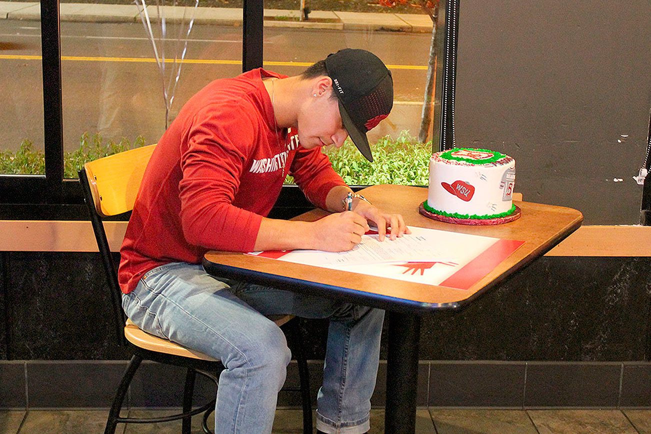 Delacruz continues family baseball tradition in signing with WSU