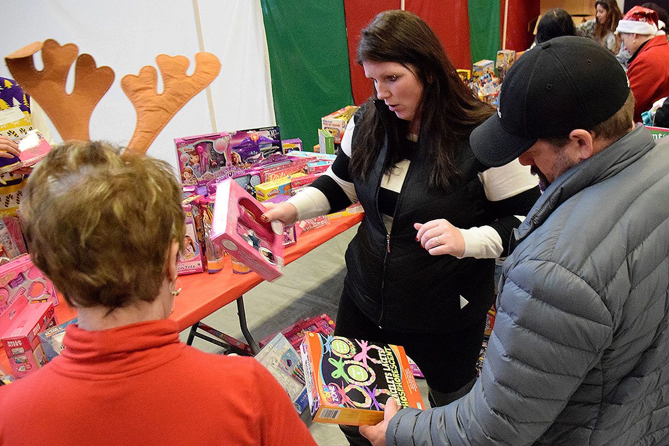 Federal Way Cares for Kids helps families during holiday season | Photos