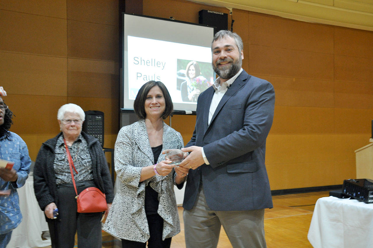 Mirror publisher Andy Hobbs, right, presents Shelley Pauls with the Citizen of the Year Award. Heidi Sanders, the Mirror