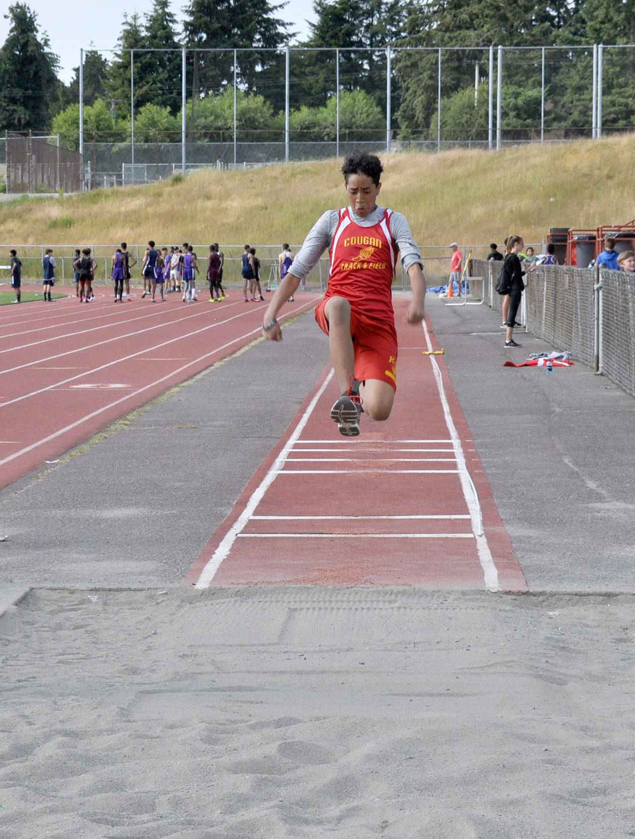Federal Way middle-schoolers compete in district track and field meet