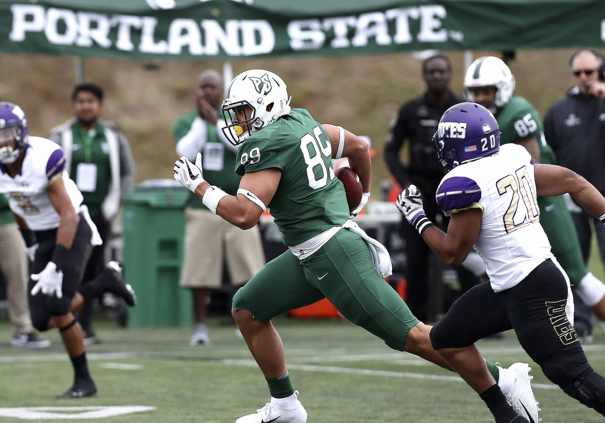 Taumoepeau, No. 89, outruns the College of Idaho DB David Ford, No. 20, in Portland State’s home game on Sept. 15. Photo courtesy of Larry Lawson
