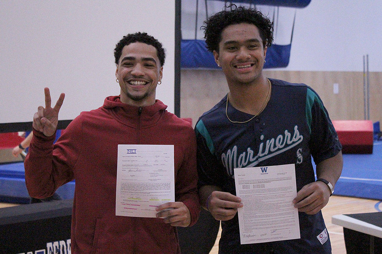 Federal Way High School football players sign to play in Pac-12
