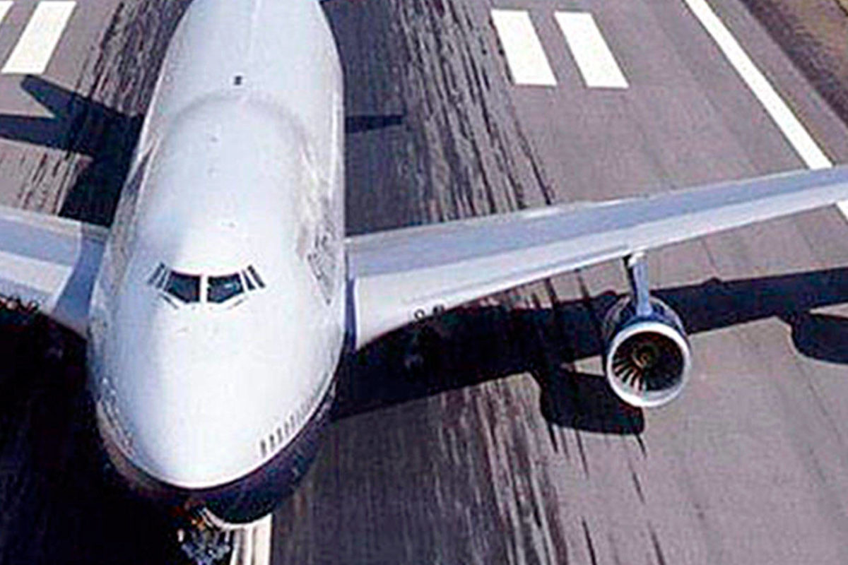 League of Quiet Skies Voters discuss harmful airplane noise at town