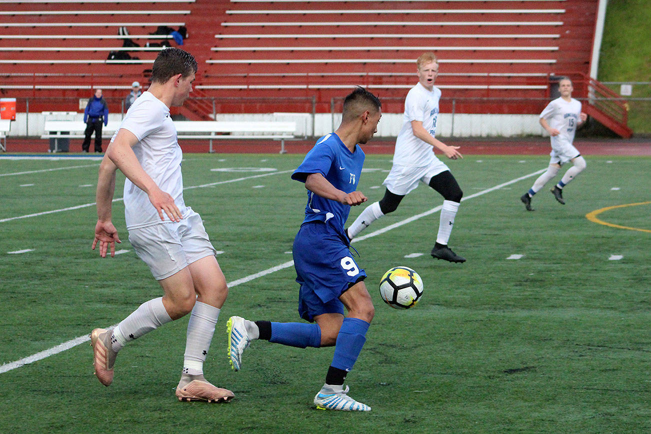 Federal Way advances to final eight in boys soccer state tournament