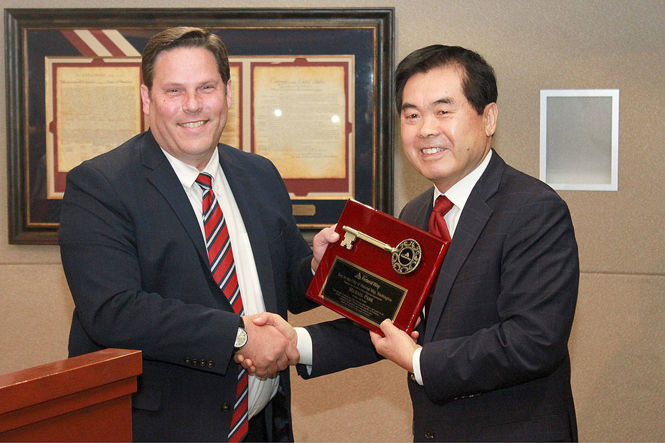 Federal Way mayor awards Mike Park Key to the City