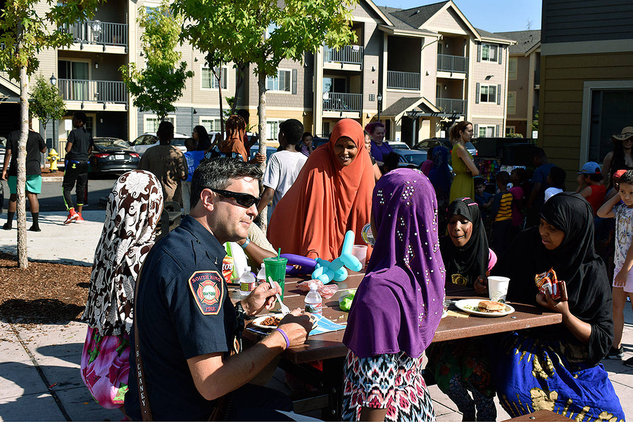 Federal Way community connects with police, fire officials during National Night Out