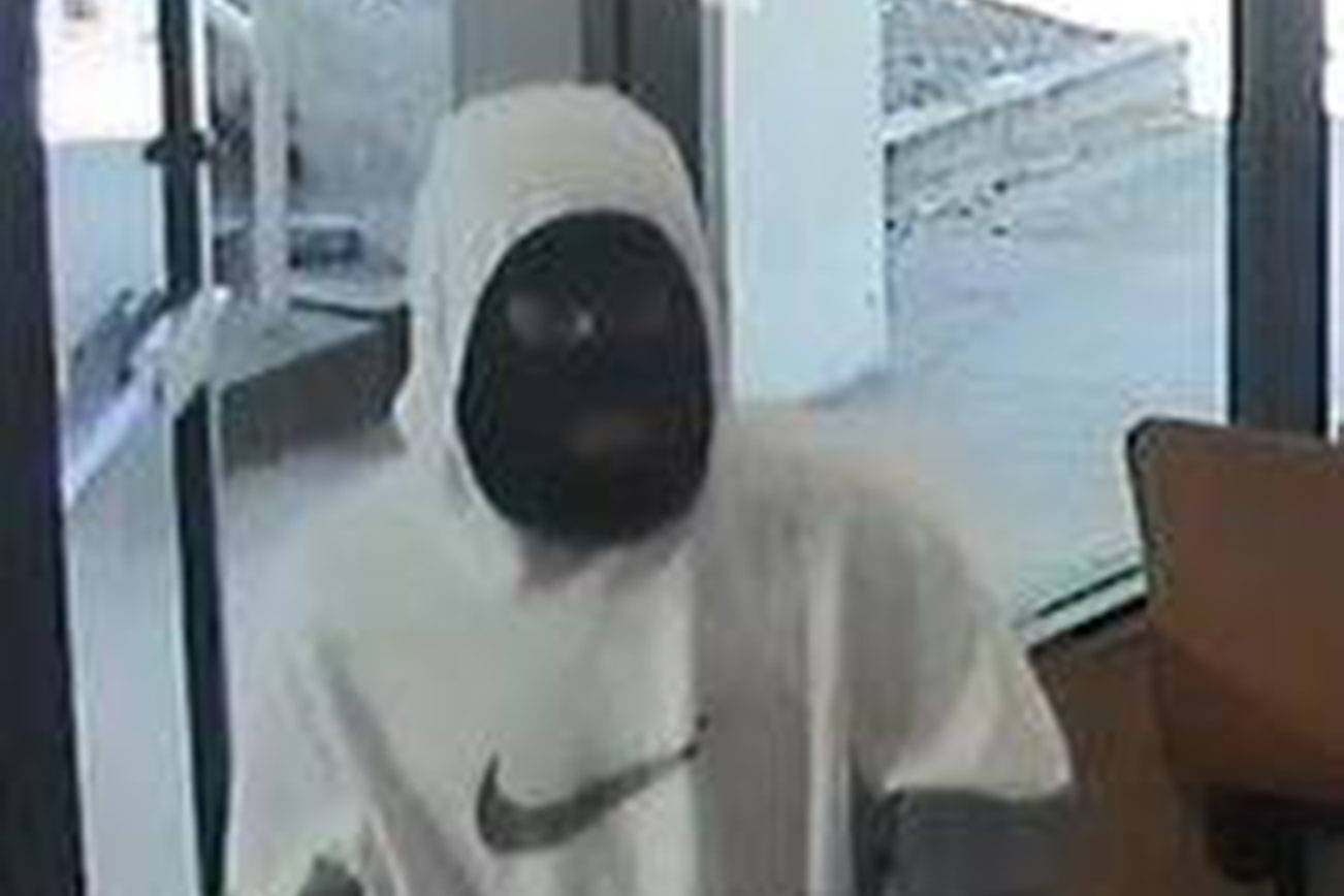 Federal Way police seek help identifying armed robbery suspects