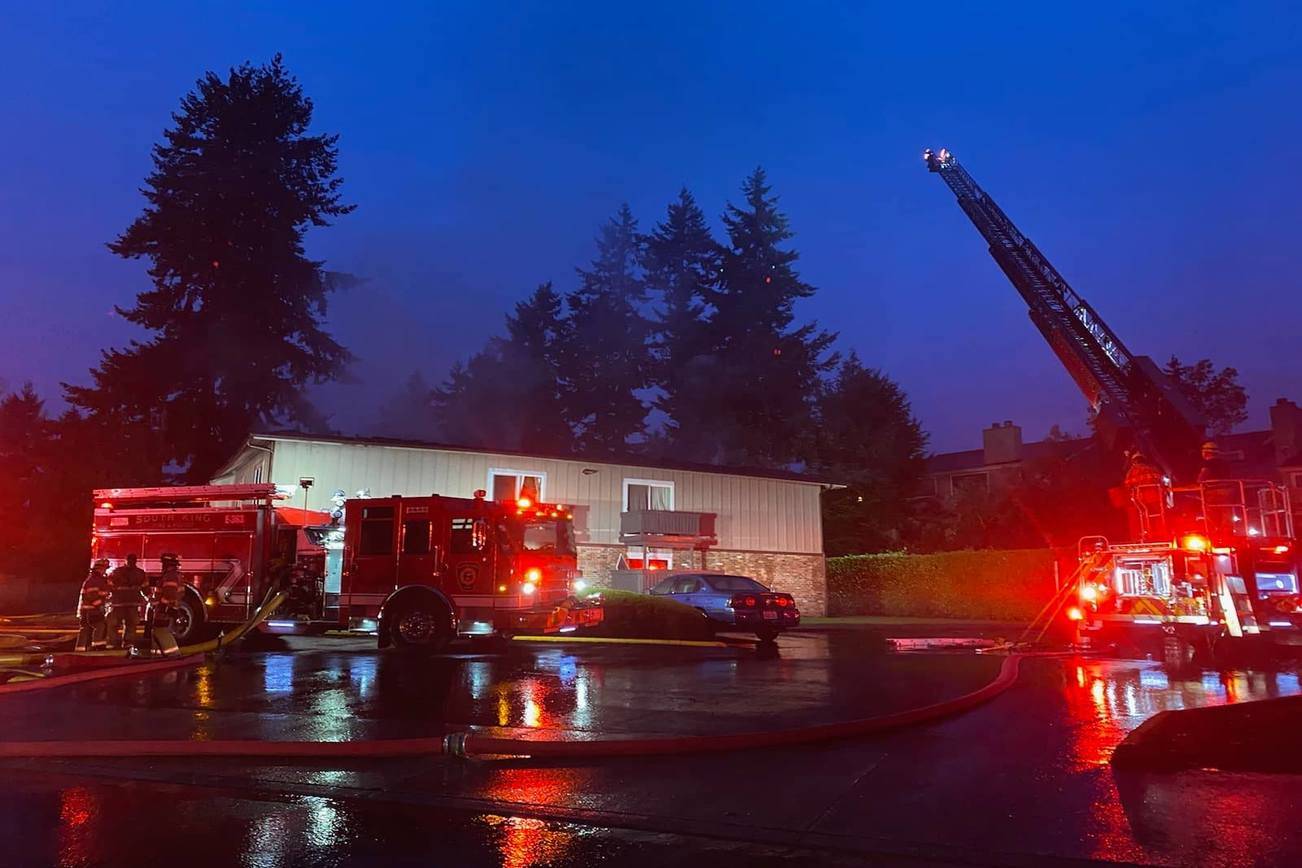 One dead in Federal Way apartment fire, at least 7 displaced
