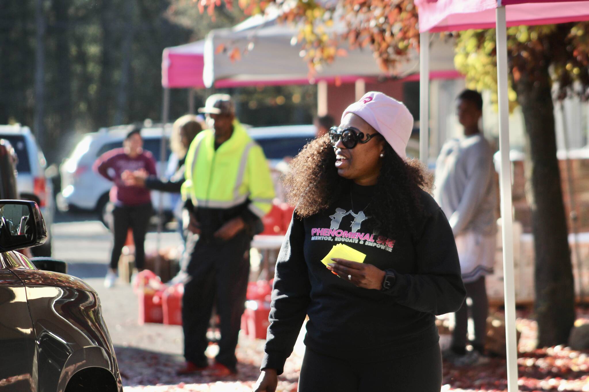 Phenomenal She Executive Director Carlecia Bell greets drivers at the Baskets of Love Thanksgiving giveaway on Nov. 19. Olivia Sullivan/the Mirror