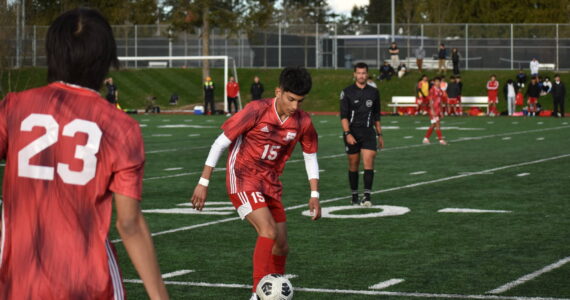 Christian Alvarez-Garcia dribbles the ball for the Raiders late in the game. Ben Ray / The Mirror