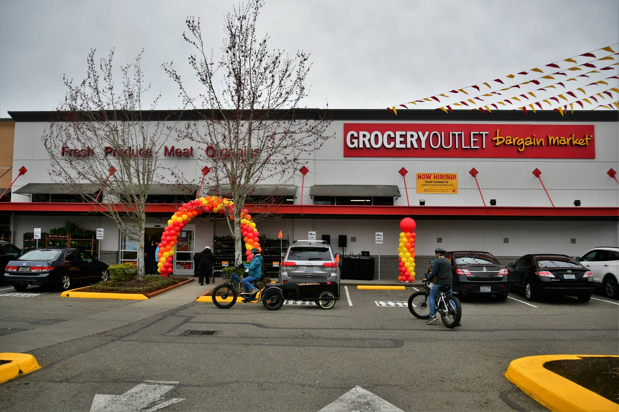 Grocery Outlet takes up a large portion of the former Metropolitan Market in Federal Way. Photo by Bruce Honda.