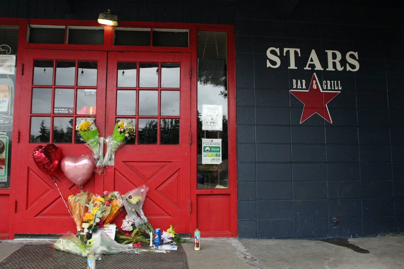 2 employees killed, 1 customer injured in shooting at Stars Bar & Grill