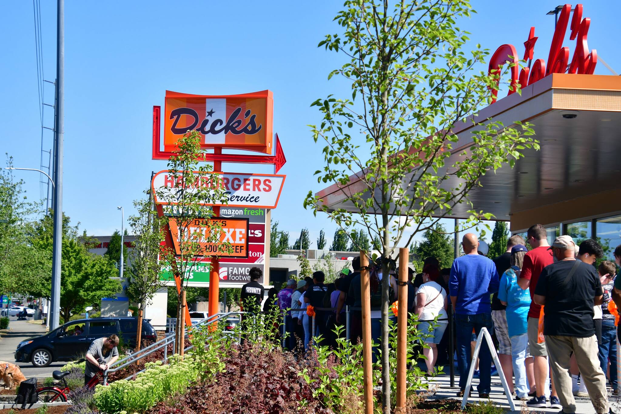 Dick’s Drive-In opened July 27 on the west side of the Commons Mall, facing Pacific Highway South. (Photo by Bruce Honda)
