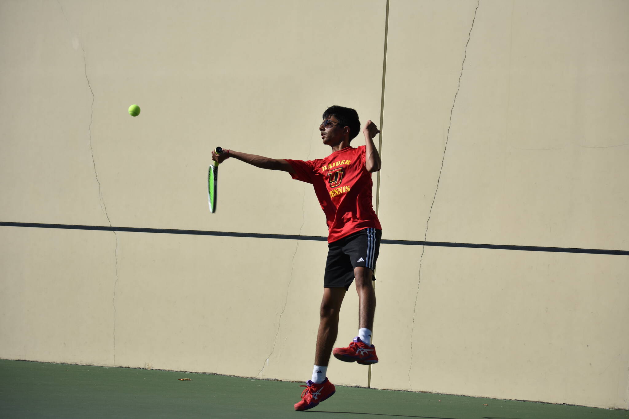 Sophomore Sanchit Sharma making an athletic play in his match. Ben Ray / The Mirror