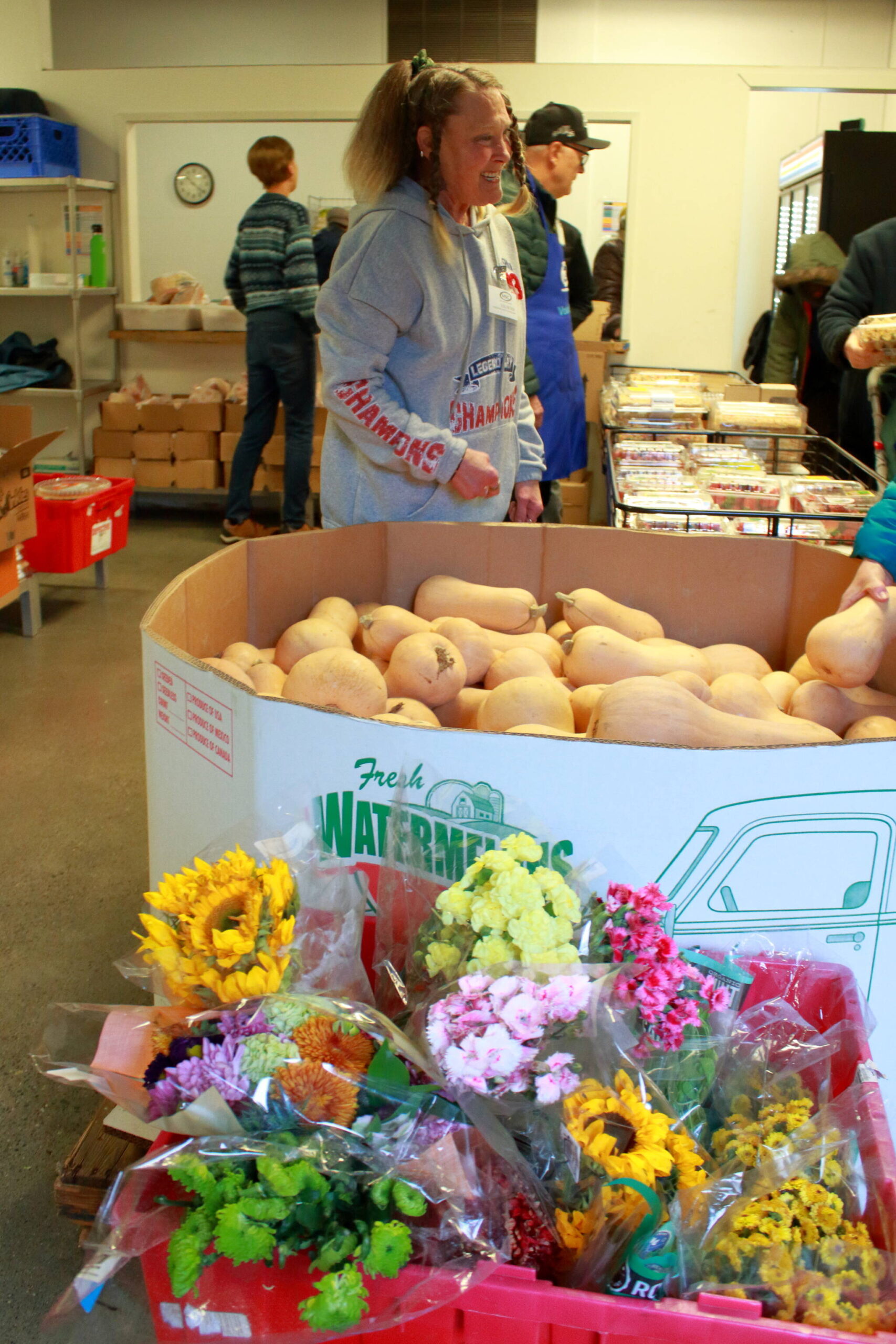 The Multi-Service Center Food Bank has many other resources aside from food including toiletries, pet foods and even flowers. Volunteer Shelly Rumpf and first time volunteer and former Decatur teacher Paul Joraanstad serve their community at MSC. Photo by Keelin Everly-Lang / The Mirror