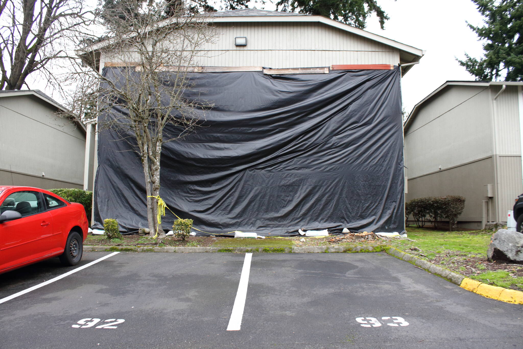 One apartment building in the large Miro apartment complex is covered by a black tarp for an unknown reason. At least 10 other buildings have similar tarps over roofs. (Photo by Keelin Everly-Lang/The Mirror)
