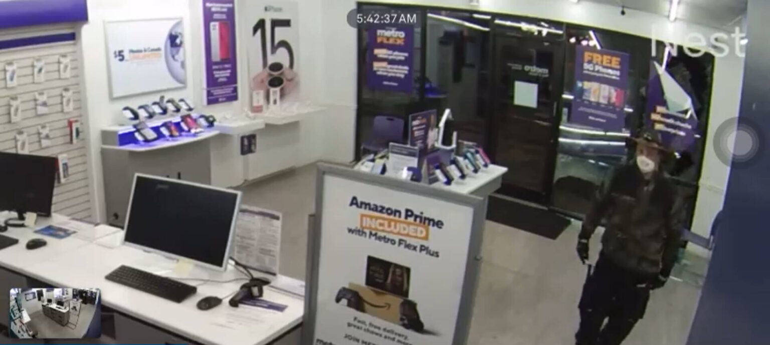 Van smashes into Federal Way phone store, causing 18,000 in damage