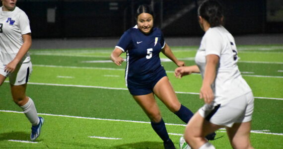 Karen Estrada dribbles the ball against Federal Way. Ben Ray / The Mirror