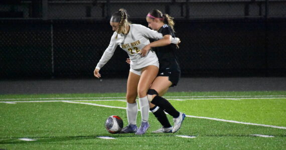 Ava Bowers held off the ball by Jordyn Daigle of White River. Ben Ray / The Mirror