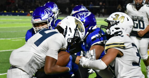 Scottie Dinwiddie holds onto the football against Federal Way. Ben Ray / The Mirror
