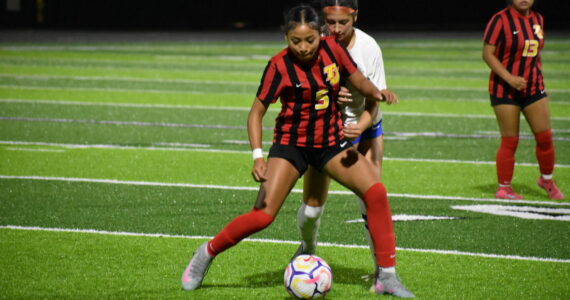 Malieta Redmond shields a Auburn Mountainview player from the ball in the second half. Ben Ray / The Mirror