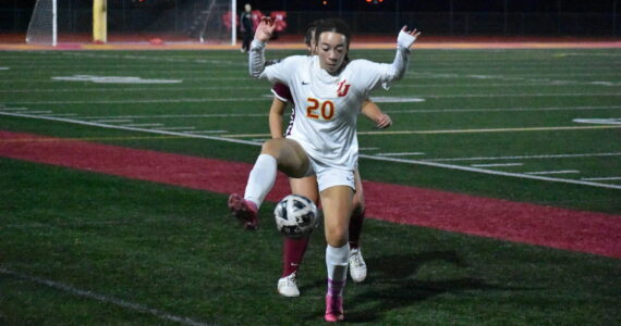 Jazmyne DuBose controls the ball for Thomas Jefferson. Photo by Ben Ray/The Mirror