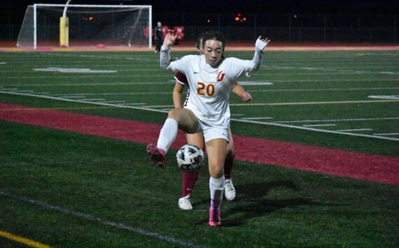 Jazmyne DuBose controls the ball for Thomas Jefferson. Photo by Ben Ray/The Mirror