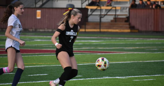 Sutton Kelsey controls the ball for the Hornets. Ben Ray / Sound Publishing