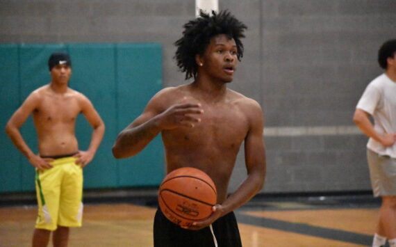 De Tre Walker holds the ball in his hand during Todd Beamer practice. Ben Ray / The Mirror