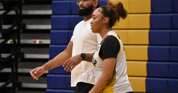 Decatur Head Coach Mo Anderson and Iyanna Waltar at Decatur practice. Ben Ray / The Mirror