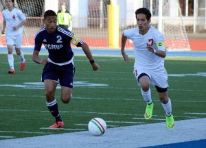 Decatur's Jeremiah Fleming looks to challenge Jefferson's Beau Hepler early in the first half of Saturday's game at Federal Way Memorial Stadium.