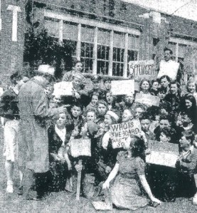 King County Chief Criminal Deputy Sheriff O.K. Bodia exhorts students back to school following a strike at Federal Way School on May 4