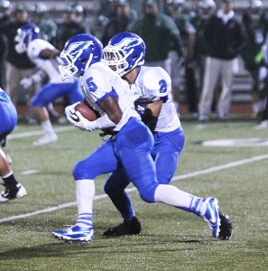Federal Way senior quarterback Keenan Curran (2) hands the ball to running back Chico McClatcher (5) during Friday's 26-20 upset win over the Skyline Spartans in Sammamish.