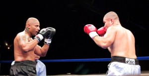 Vincent Thompson (left) won a unanimous decision against Masatake Takehara in Battle at the Boat 83