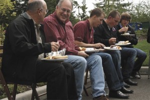 Kiewit employees dine on bratwurst
