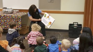 Michelle Roy of the Federal Way Police Department reads to preschoolers during the King County 911 event. Contributed photo