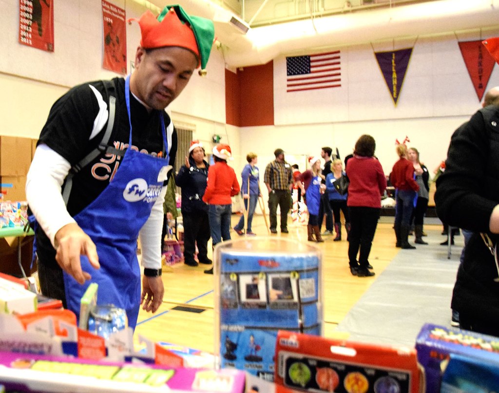 Federal Way Cares for Kids helps families during holiday season | Photos