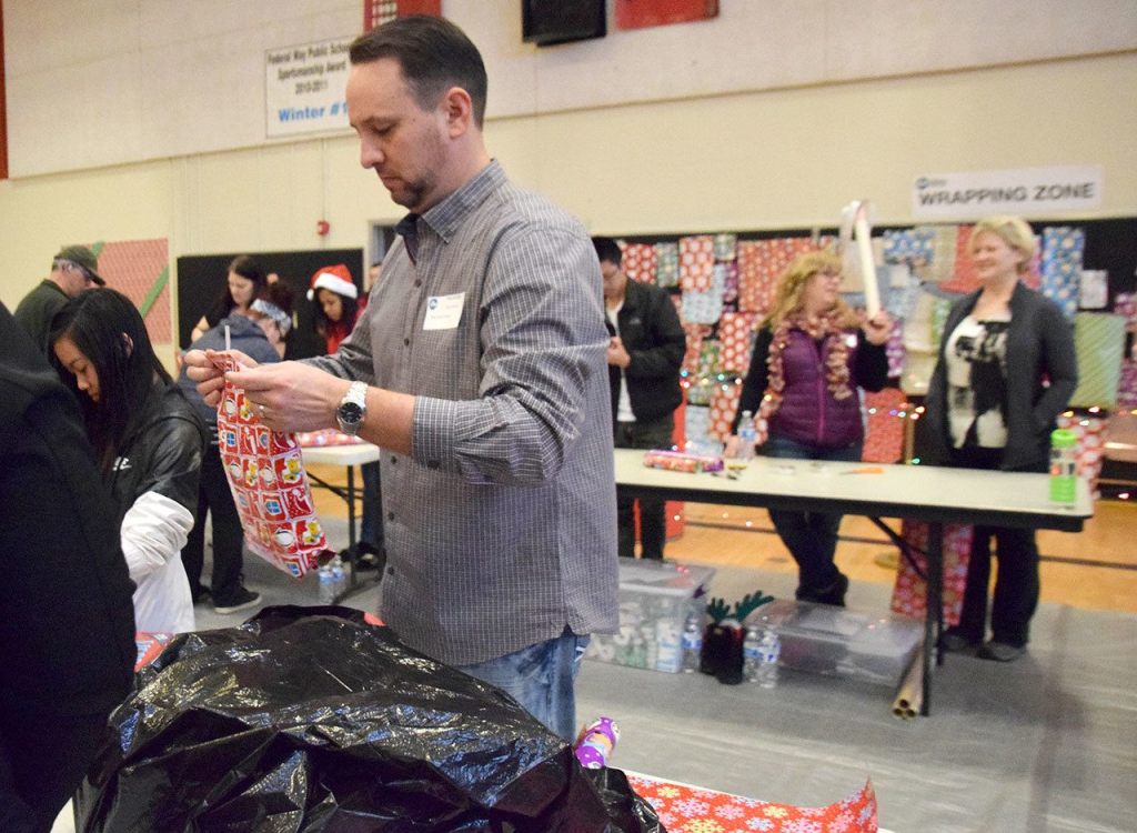 Federal Way Cares for Kids helps families during holiday season | Photos