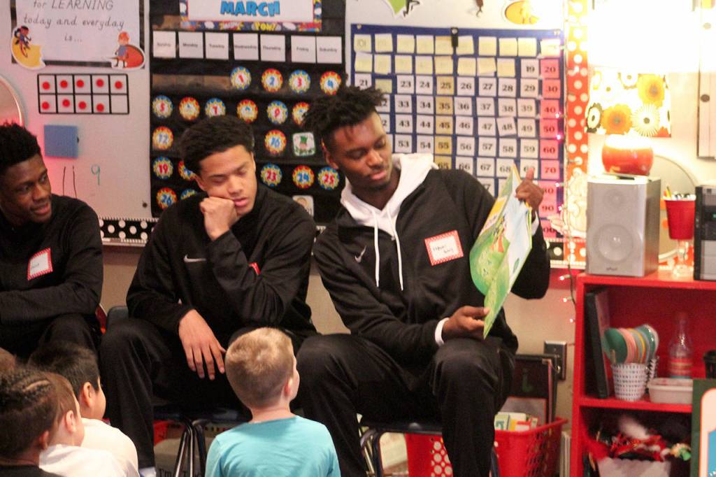 Federal Way basketball reads “Pete the Cat” at Adelaide