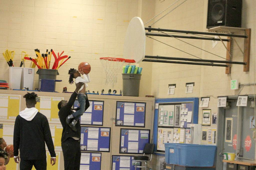 Federal Way basketball reads “Pete the Cat” at Adelaide