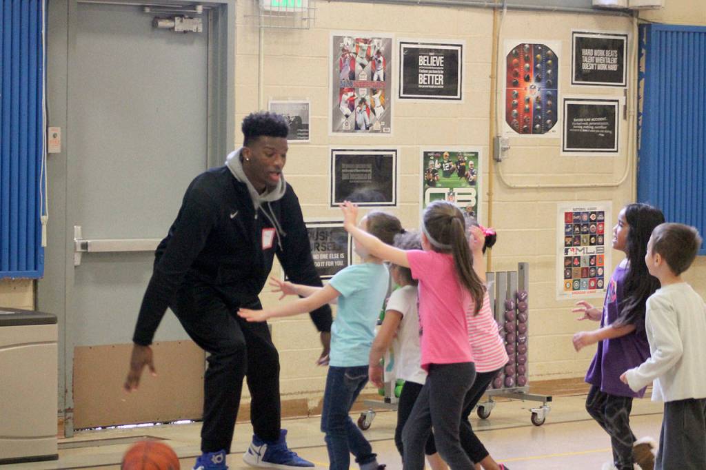 Federal Way basketball reads “Pete the Cat” at Adelaide
