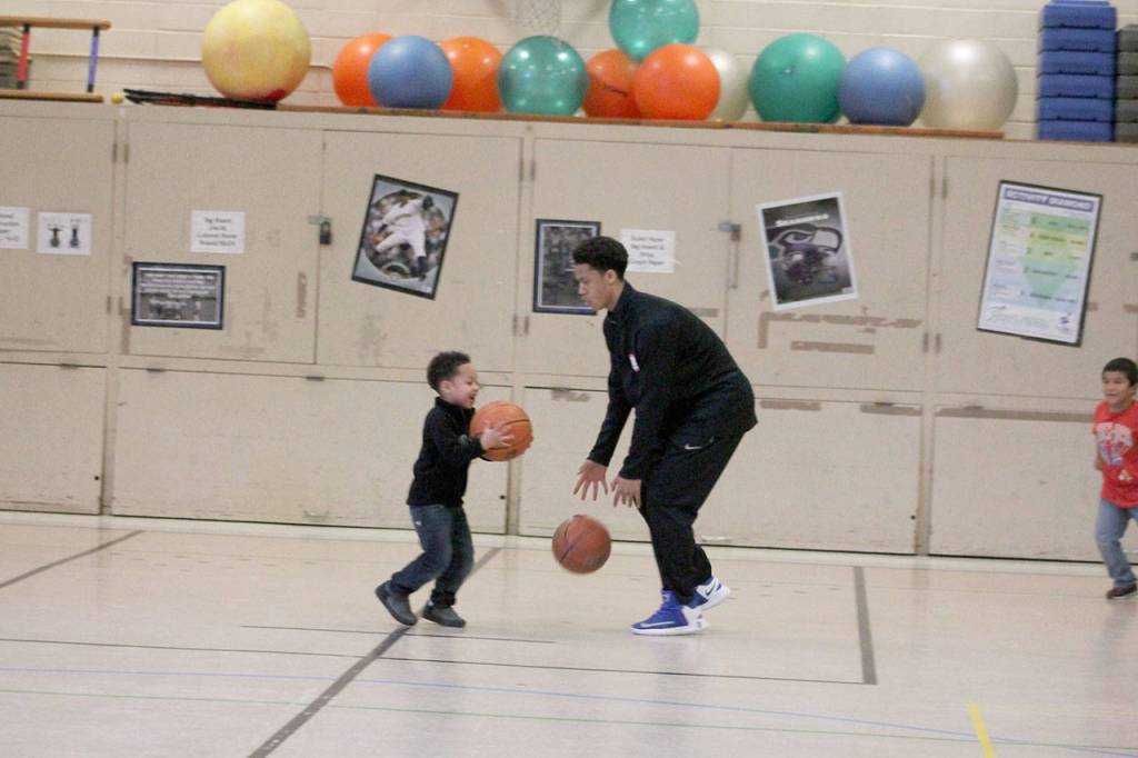 Federal Way basketball reads “Pete the Cat” at Adelaide